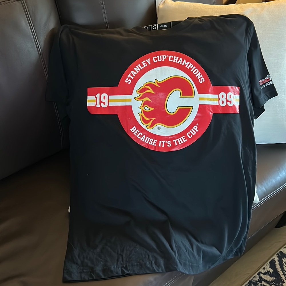 Calgary Flames Vintage 1989 T-Shirt. Stanley Cup Champion. Women’s large.